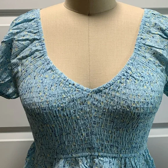 NWT ruched  floral top with shoulder cap short sleeves and ballerina neckline - Picture 2 of 12